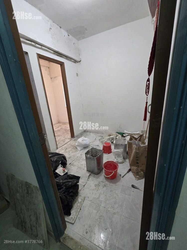 Apartment Sell 3 Bedrooms , 3 Bathrooms 525 ft²