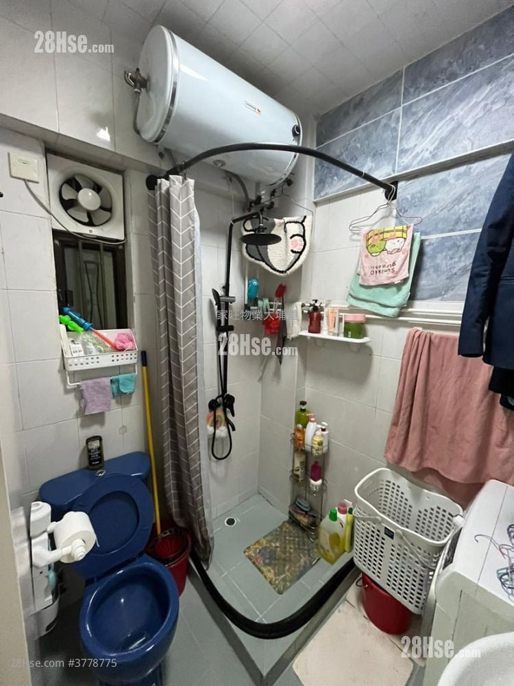 Wing Fat Building Sell 2 Bedrooms , 1 Bathroom 313 ft²