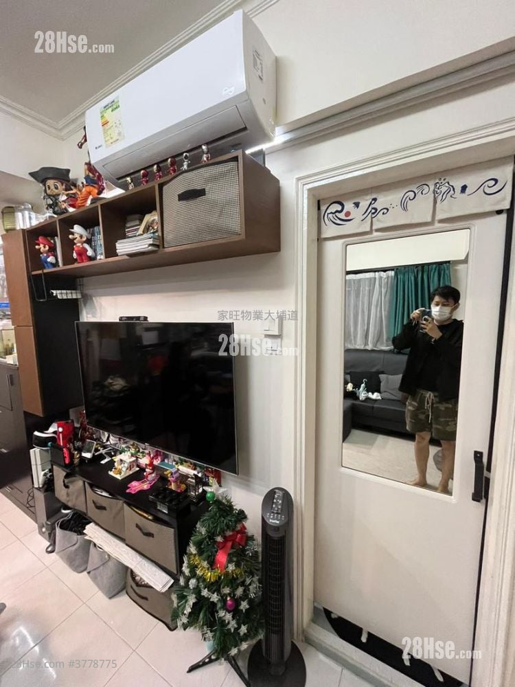 Wing Fat Building Sell 2 Bedrooms , 1 Bathroom 313 ft²