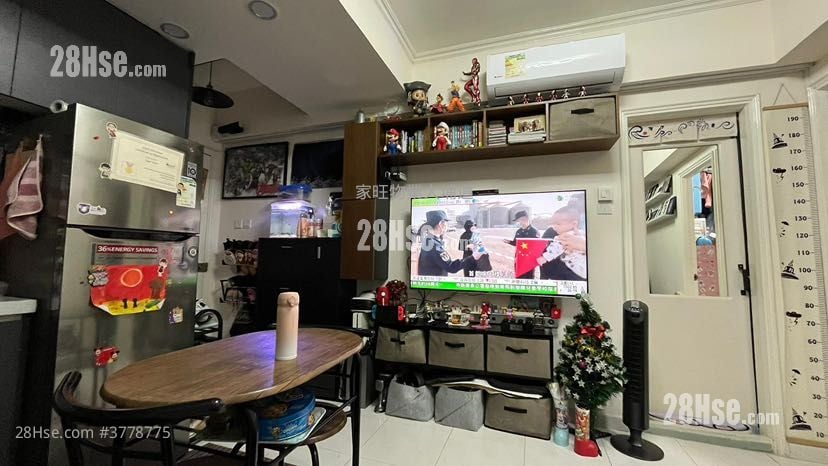 Wing Fat Building Sell 2 Bedrooms , 1 Bathroom 313 ft²