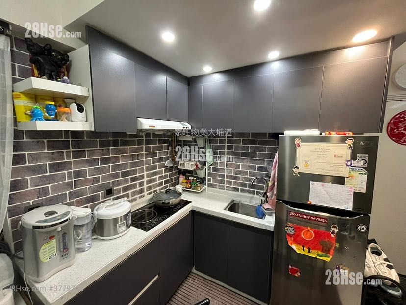 Wing Fat Building Sell 2 Bedrooms , 1 Bathroom 313 ft²