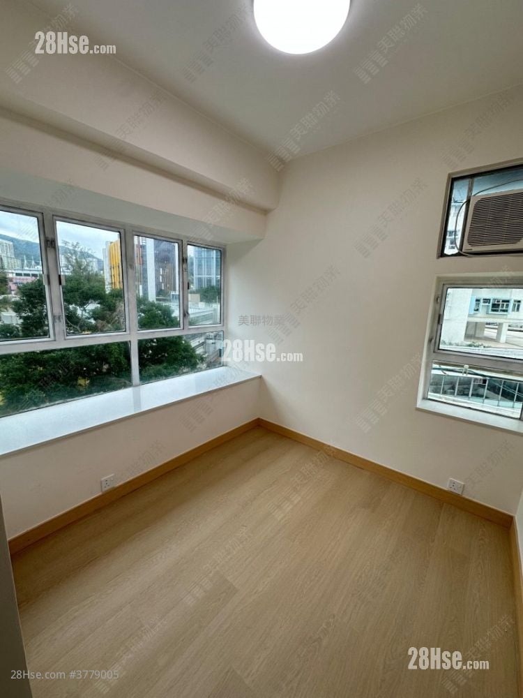 Ho Fai Garden Sell 3 Bedrooms , 1 Bathroom 463 ft²