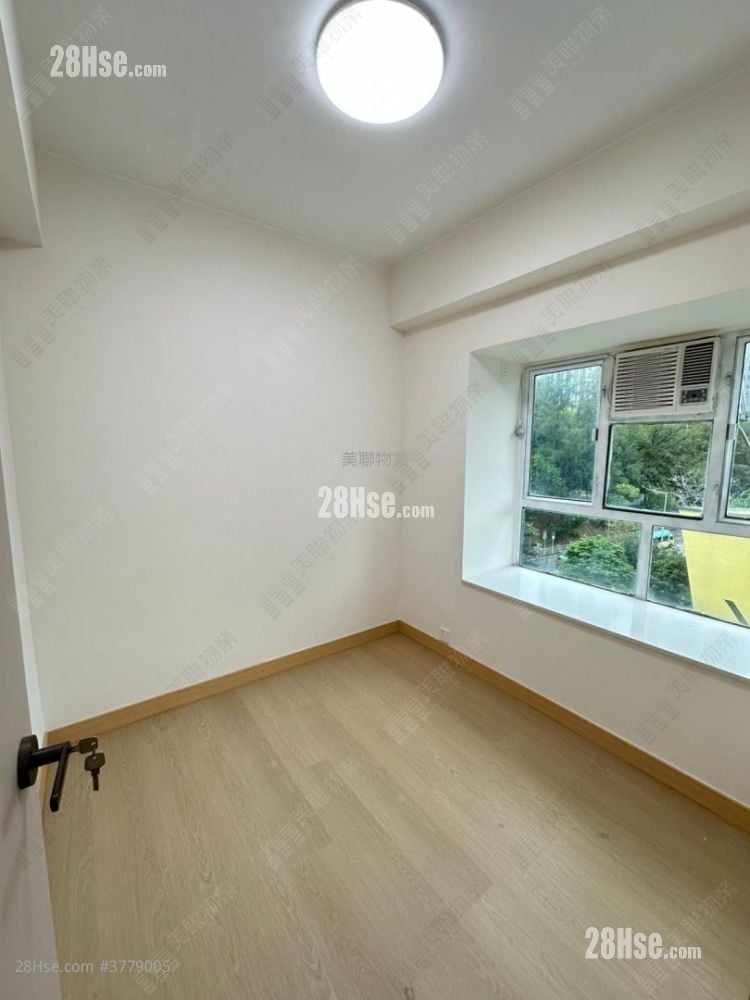 Ho Fai Garden Sell 3 Bedrooms , 1 Bathroom 463 ft²