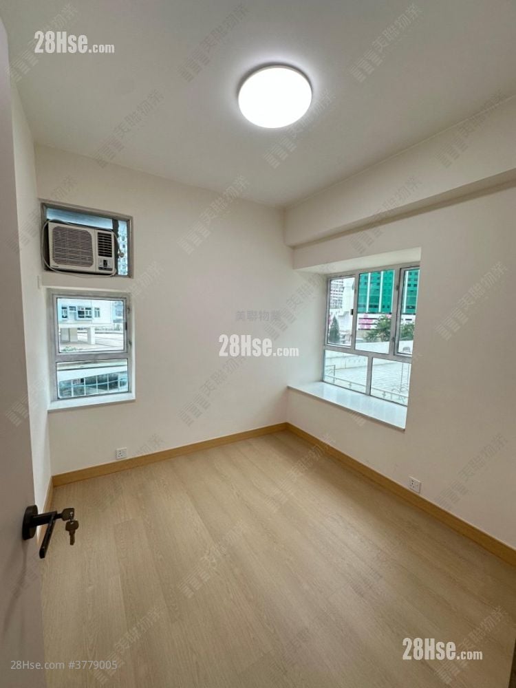 Ho Fai Garden Sell 3 Bedrooms , 1 Bathroom 463 ft²