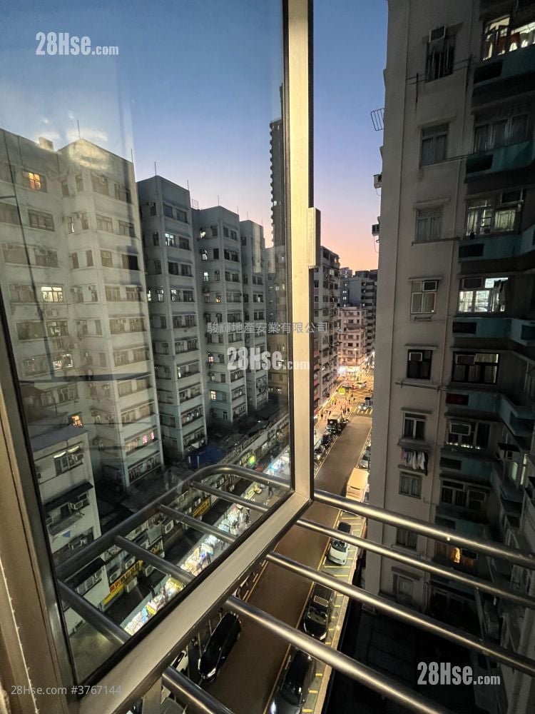 Golden Building Sell 2 Bedrooms , 1 Bathroom 347 ft²