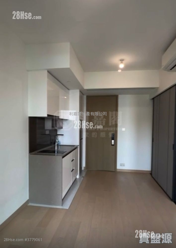 K. Summit Rental 293 ft²