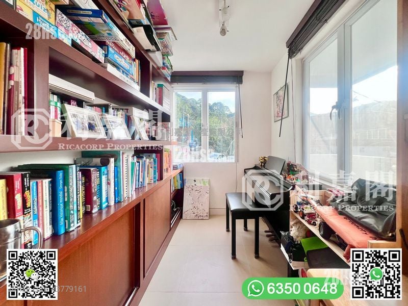 南围 售盘 4 房 , 3 浴室 2,100 平方尺