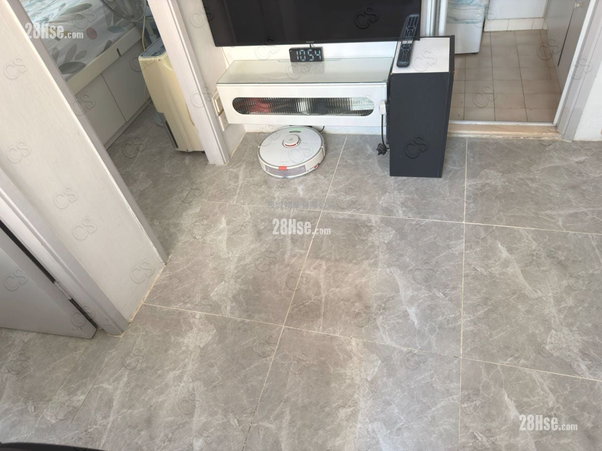 Tak Fat Building Sell 2 Bedrooms , 1 Bathroom 259 ft²