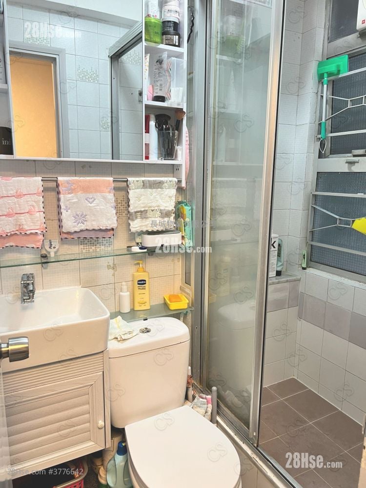 Tak Fat Building Sell 2 Bedrooms , 1 Bathroom 259 ft²