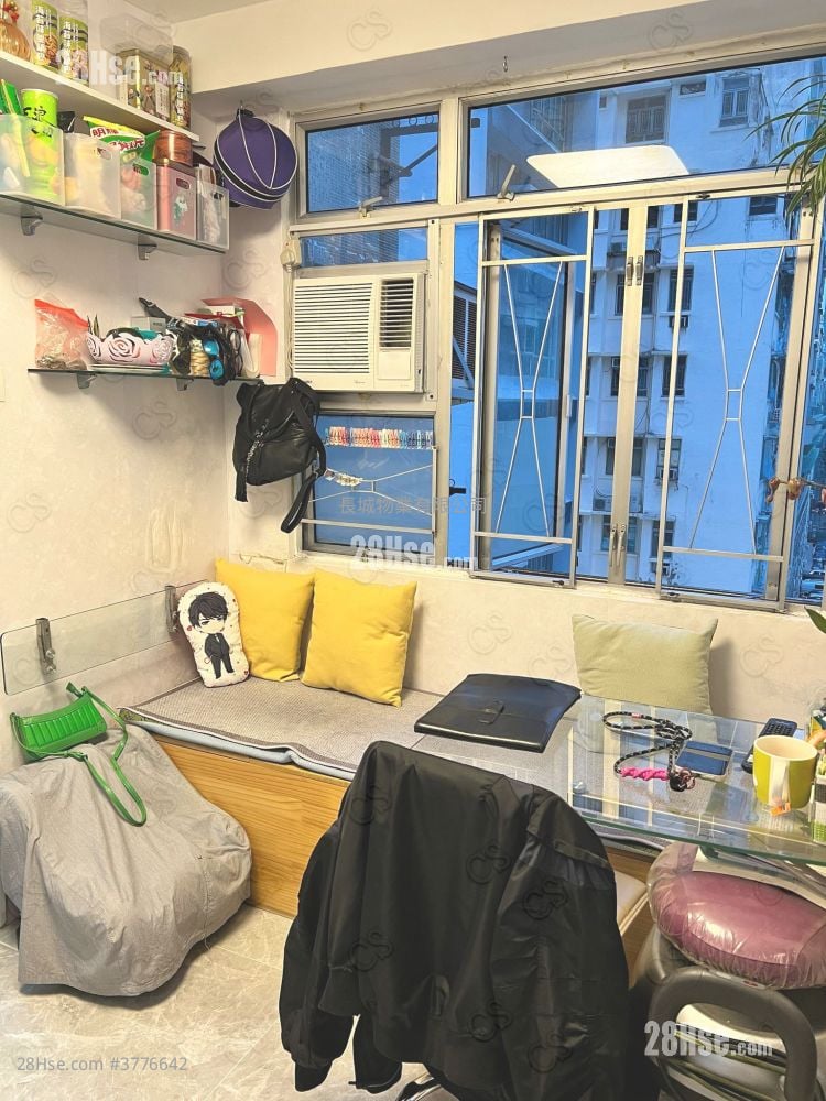 Tak Fat Building Sell 2 Bedrooms , 1 Bathroom 259 ft²