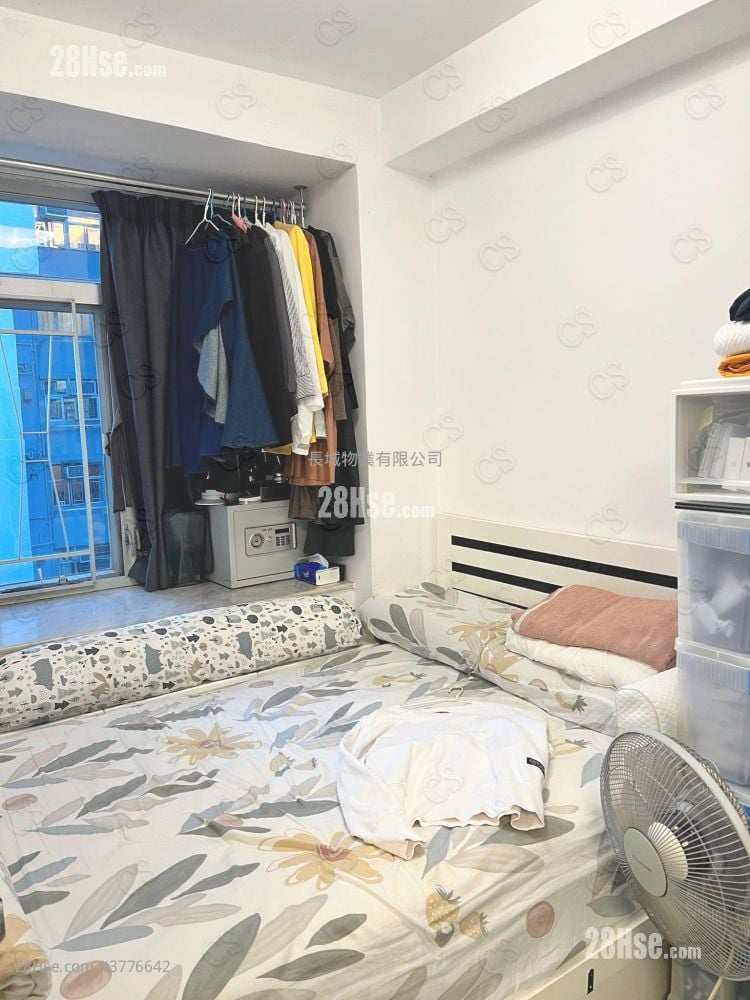 Tak Fat Building Sell 2 Bedrooms , 1 Bathroom 259 ft²