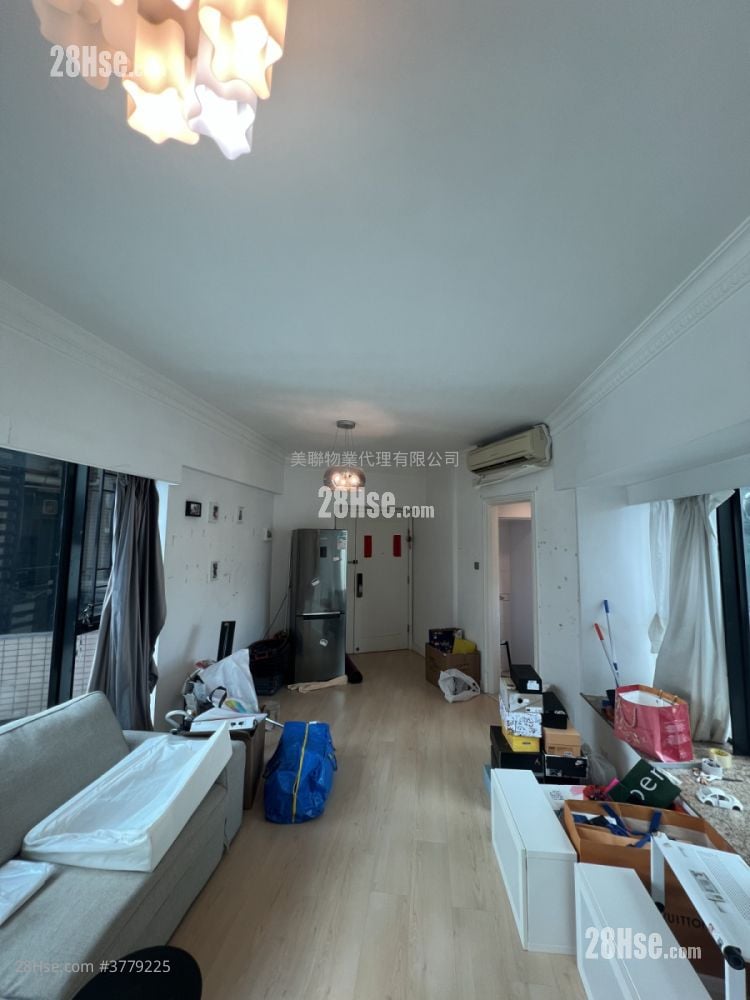 living room: Ocean Pointe Sell 3 Bedrooms , 2 Bathrooms 753 ft²