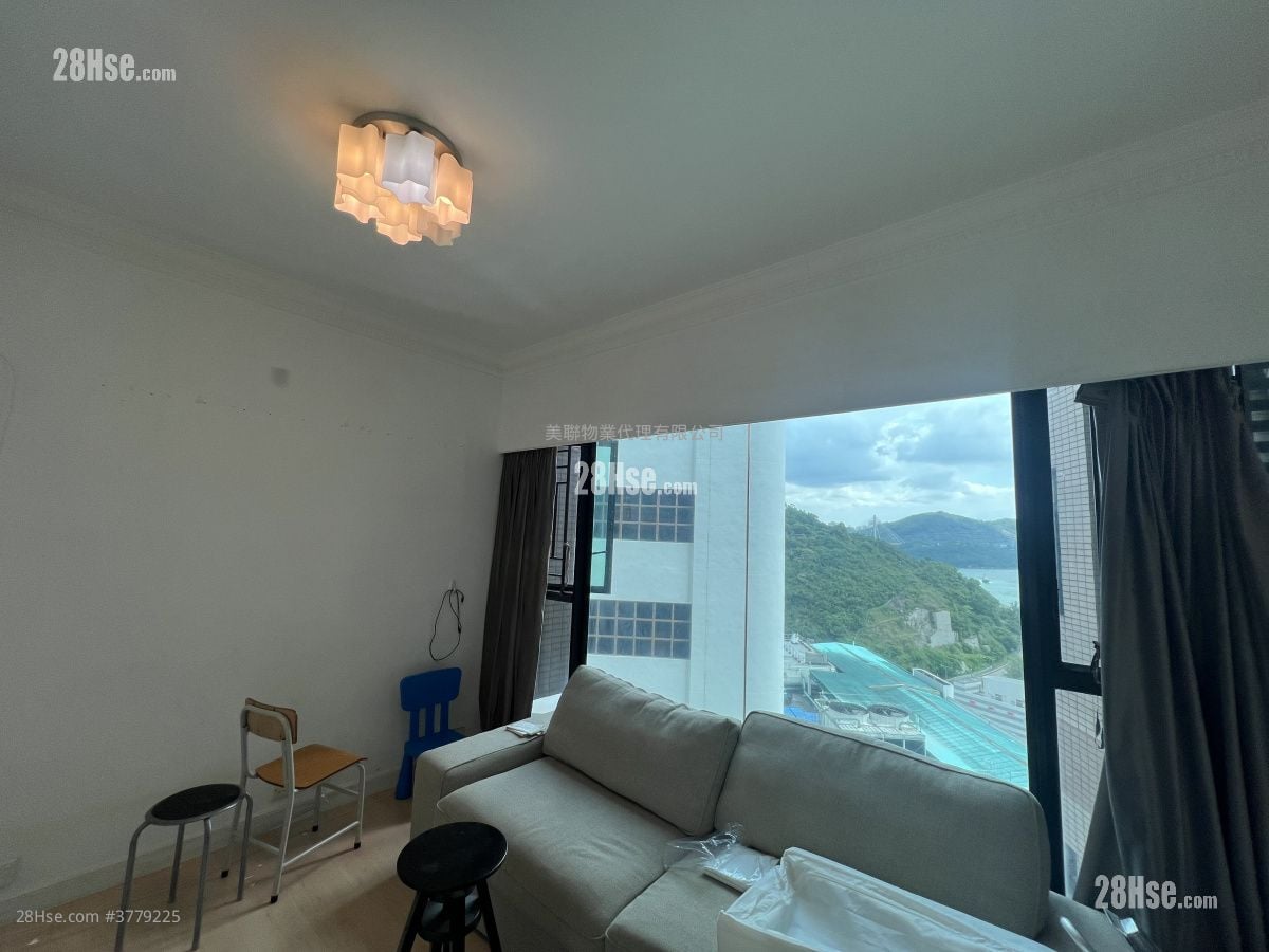 living room: Ocean Pointe Sell 3 Bedrooms , 2 Bathrooms 753 ft²