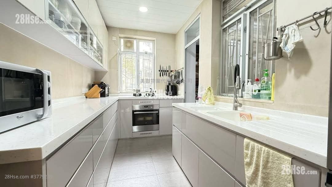 厨房: 义德台 售盘 3 房 , 2 浴室 1,565 平方尺