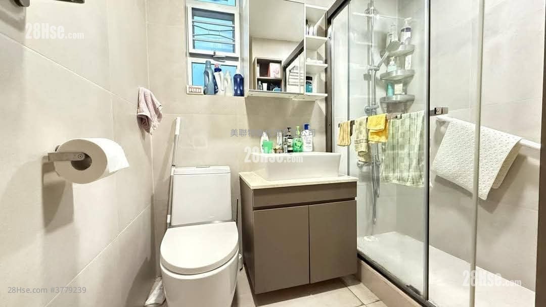 浴室: 义德台 售盘 3 房 , 2 浴室 1,565 平方尺