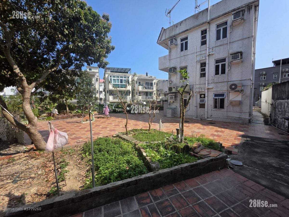 Village Sell 5+ Bedrooms , 5+ Bathrooms 1,890 ft²