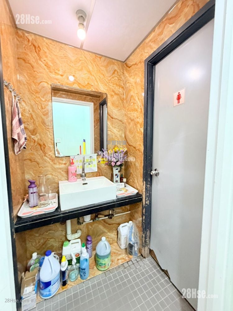 Hong Kong Industrial Centre Rental 4 Bedrooms , 2 Toilets 1,380 ft²