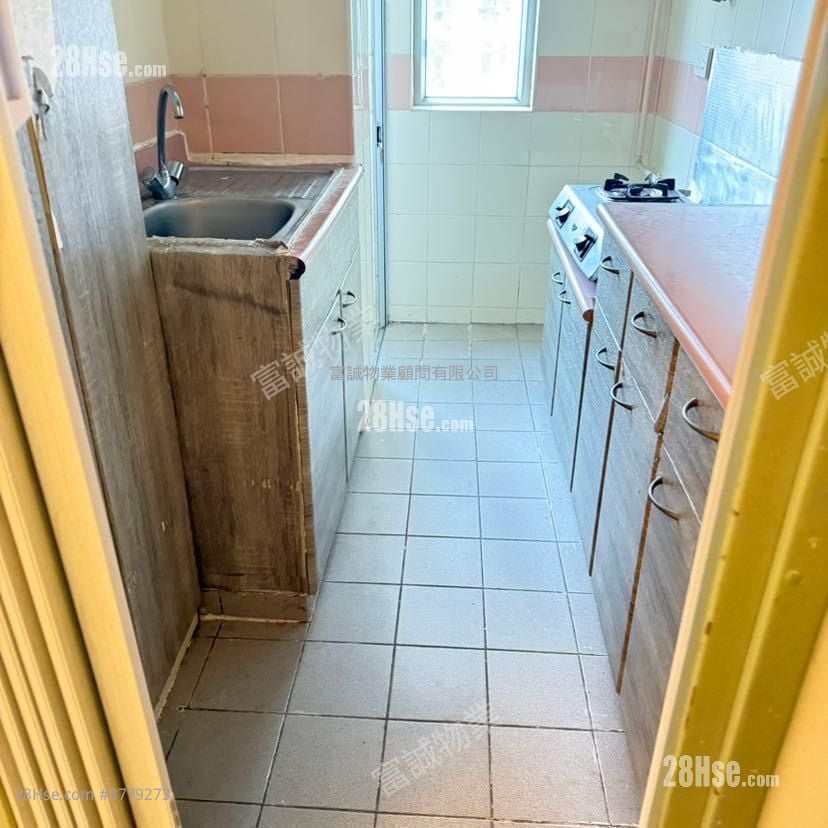 Yau Chui Court Sell 2 Bedrooms , 1 Bathroom 400 ft²