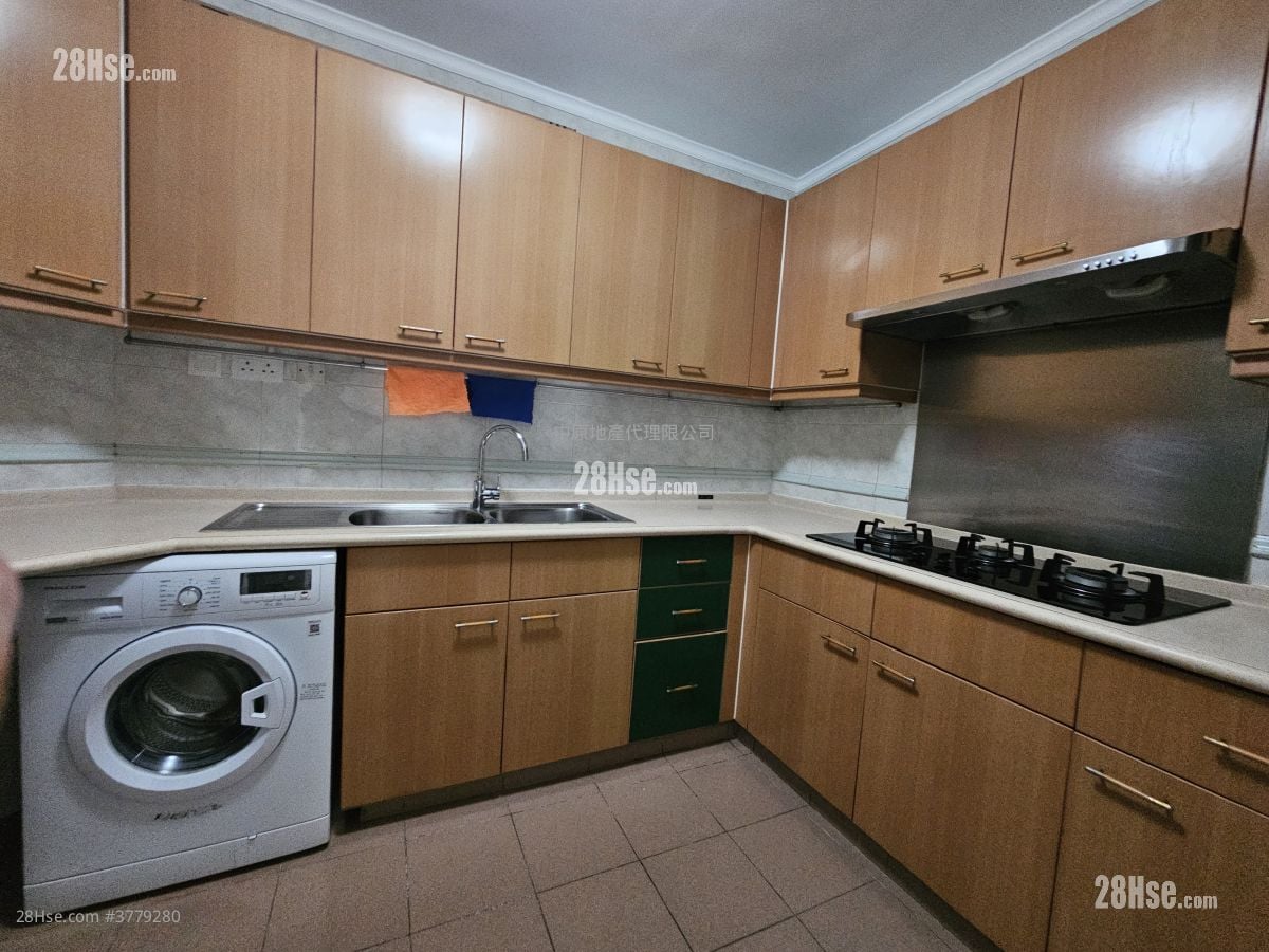 Royal Ascot Rental 3 Bedrooms , 2 Bathrooms 676 ft²