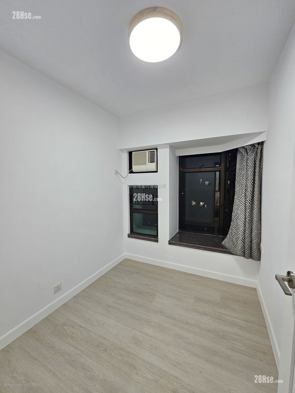 Royal Ascot Rental 3 Bedrooms , 2 Bathrooms 676 ft²