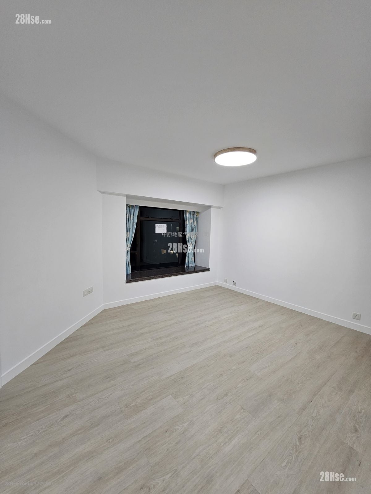 Royal Ascot Rental 3 Bedrooms , 2 Bathrooms 676 ft²