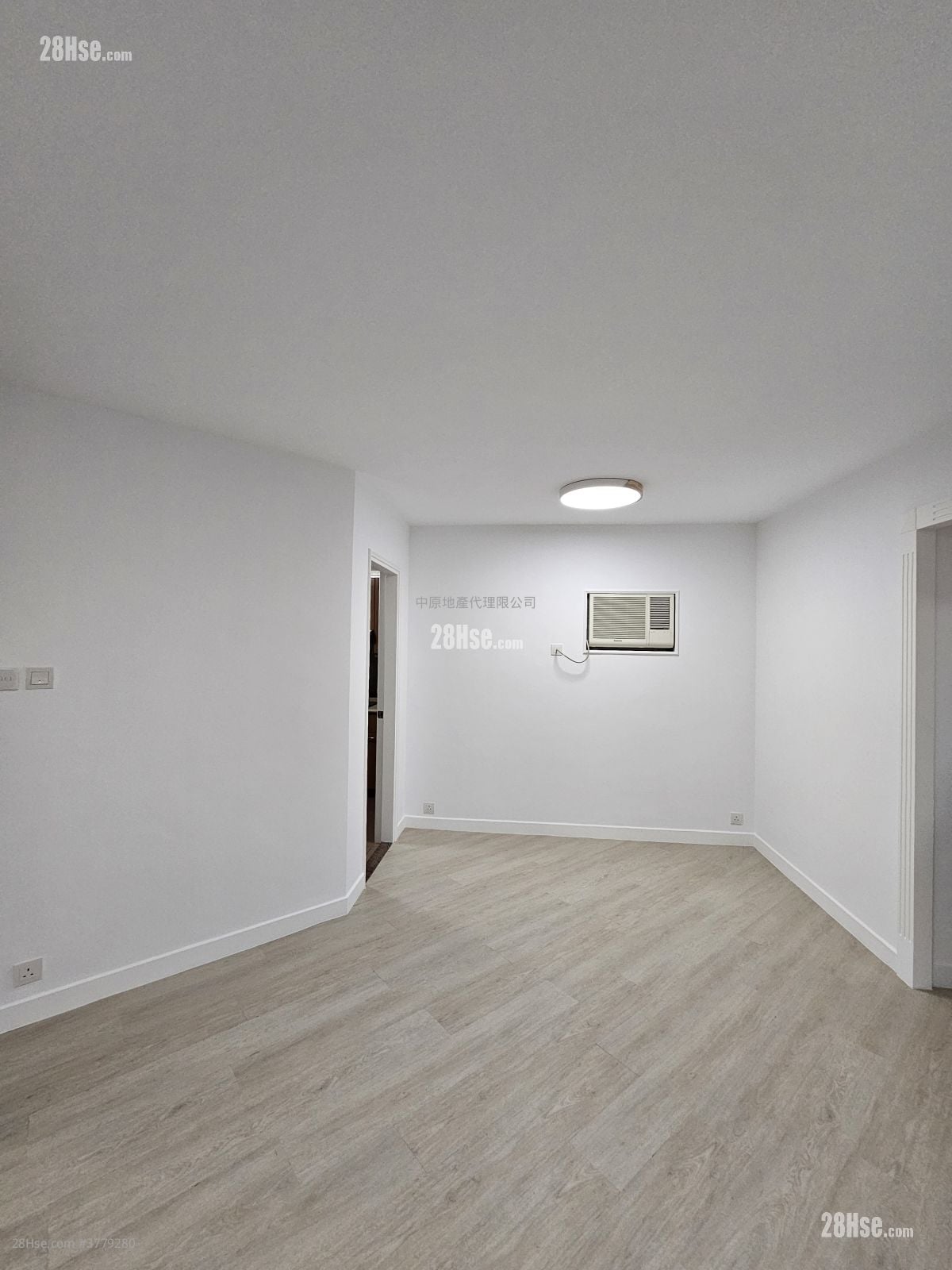 Royal Ascot Rental 3 Bedrooms , 2 Bathrooms 676 ft²