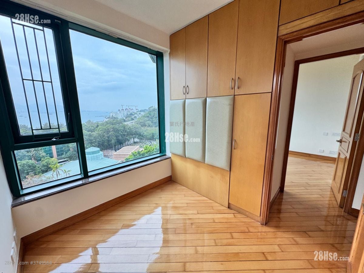 Palatial Coast Rental 3 Bedrooms , 2 Bathrooms 1,212 ft²