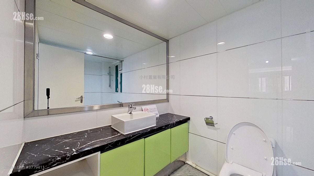 bathroom: Villa Cecil Rental 3 Bedrooms , 2 Bathrooms 962 ft²