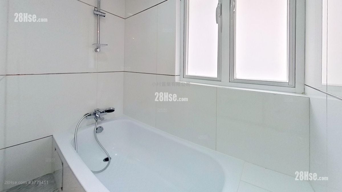 bathroom: Villa Cecil Rental 3 Bedrooms , 2 Bathrooms 962 ft²