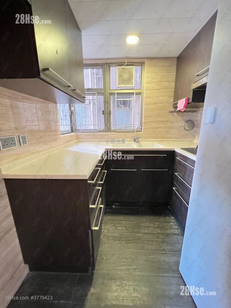 Yoho Town Sell 3 Bedrooms , 1 Bathroom 516 ft²