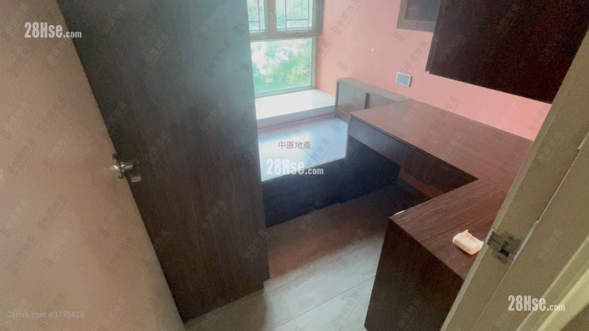 Yoho Town Sell 3 Bedrooms , 1 Bathroom 516 ft²