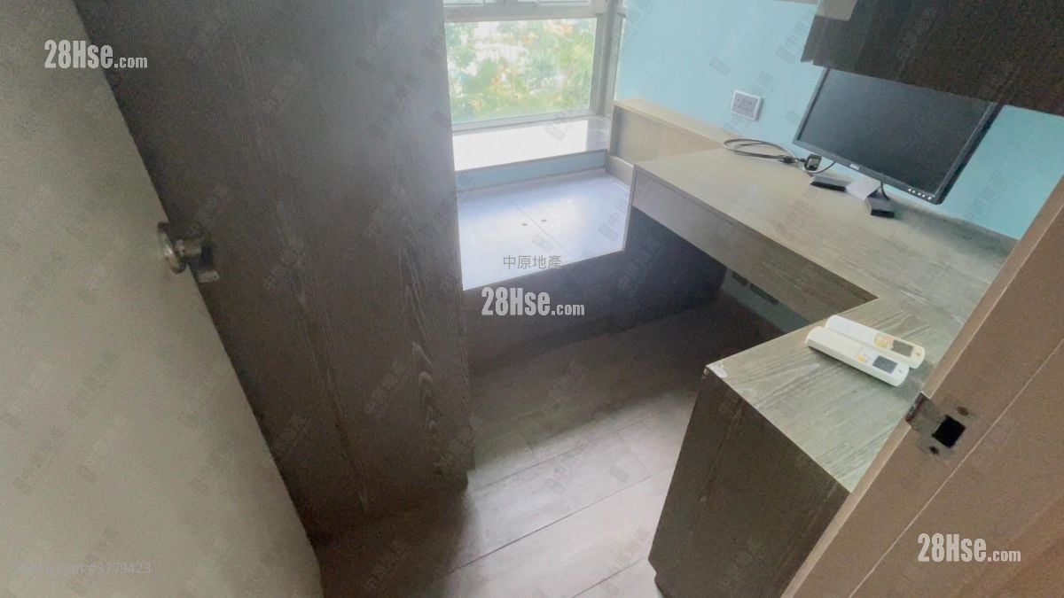 Yoho Town Sell 3 Bedrooms , 1 Bathroom 516 ft²