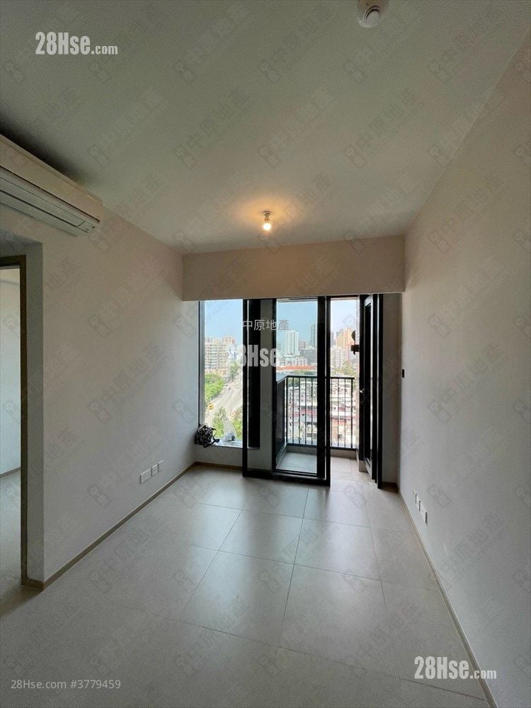 living room: Atrium House Sell 2 Bedrooms 434 ft²