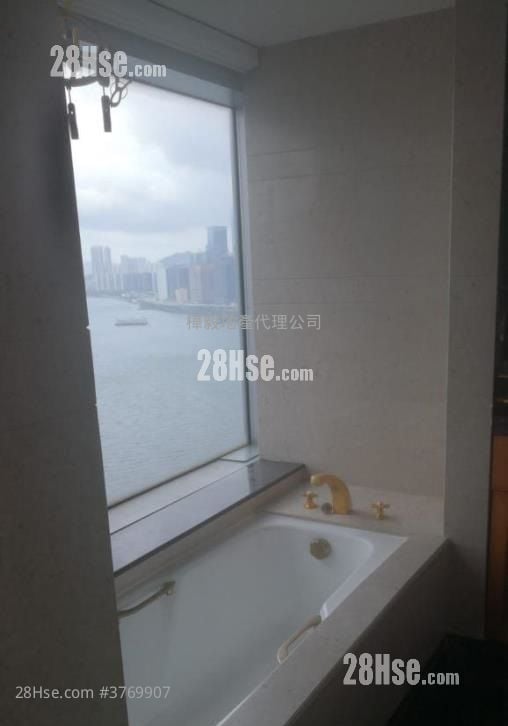 Harbourfront Landmark Sell 4 Bedrooms , 3 Bathrooms 1,420 ft²