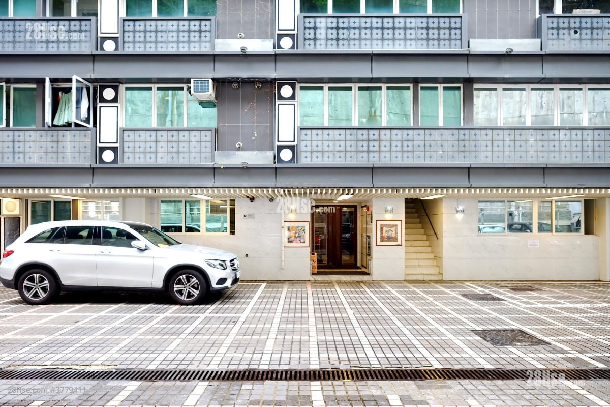 building outlook: Villa Cecil Rental 3 Bedrooms , 2 Bathrooms 962 ft²