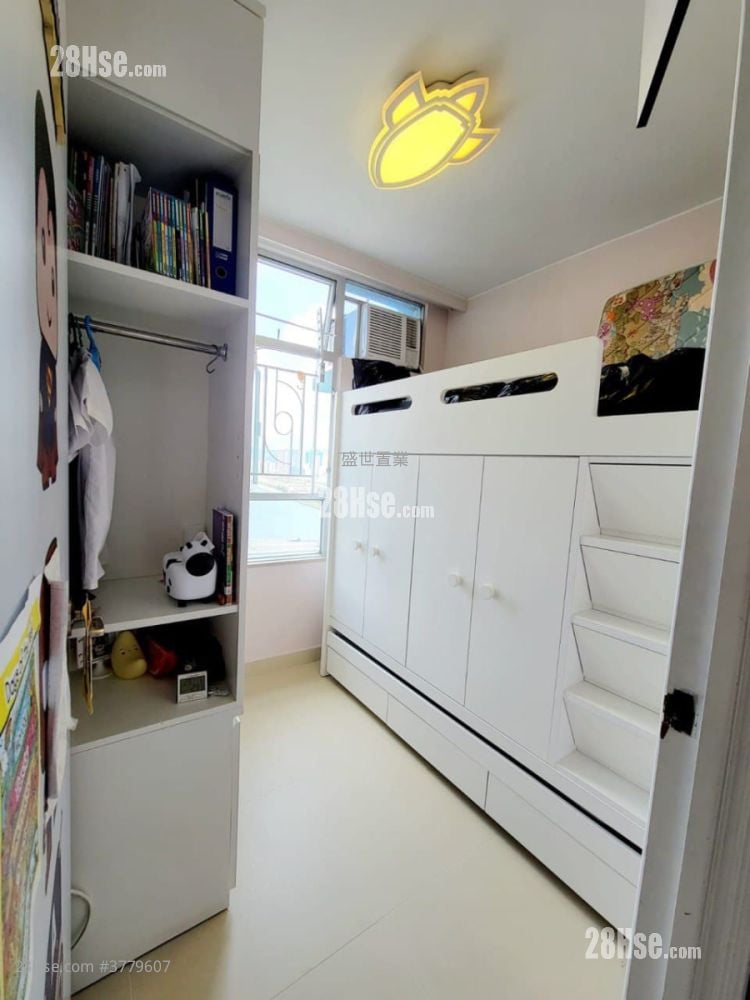 Kam Tai Court Sell 3 Bedrooms , 2 Bathrooms 650 ft²