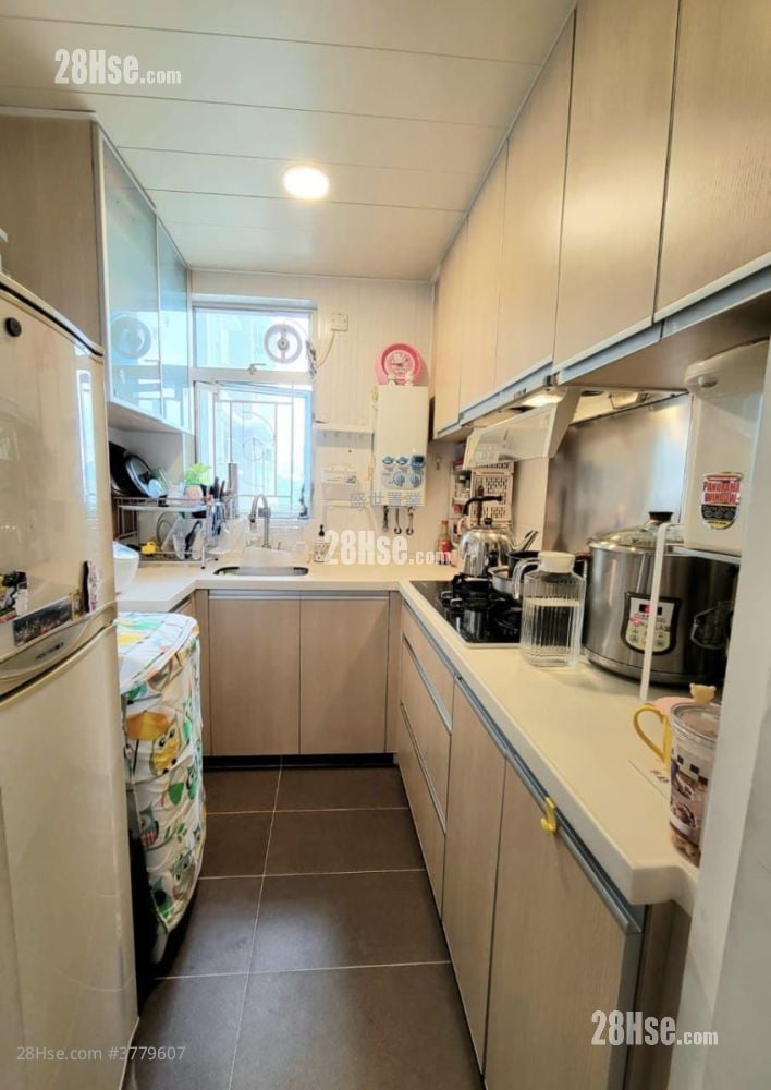 Kam Tai Court Sell 3 Bedrooms , 2 Bathrooms 650 ft²