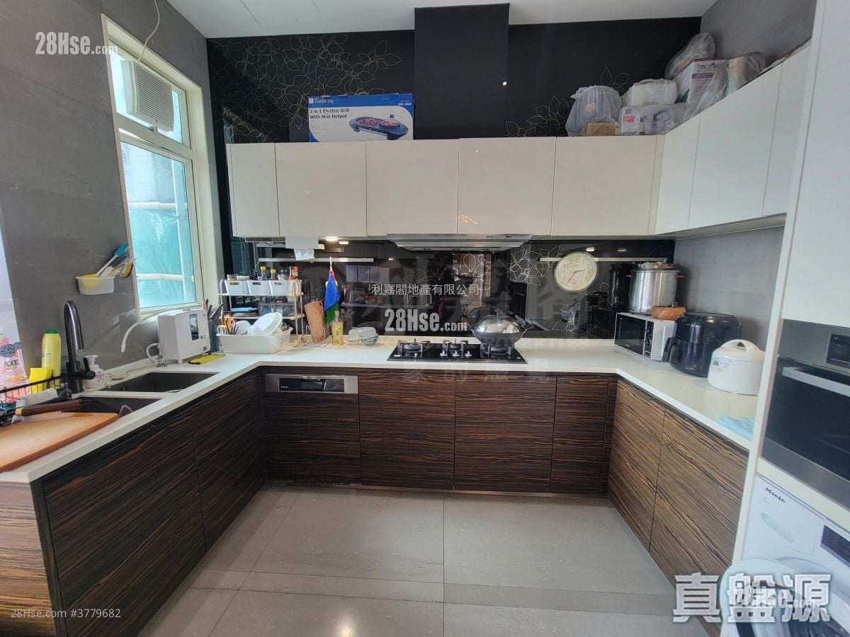 Shining Heights Sell 5+ Bedrooms , 4 Bathrooms 2,995 ft²