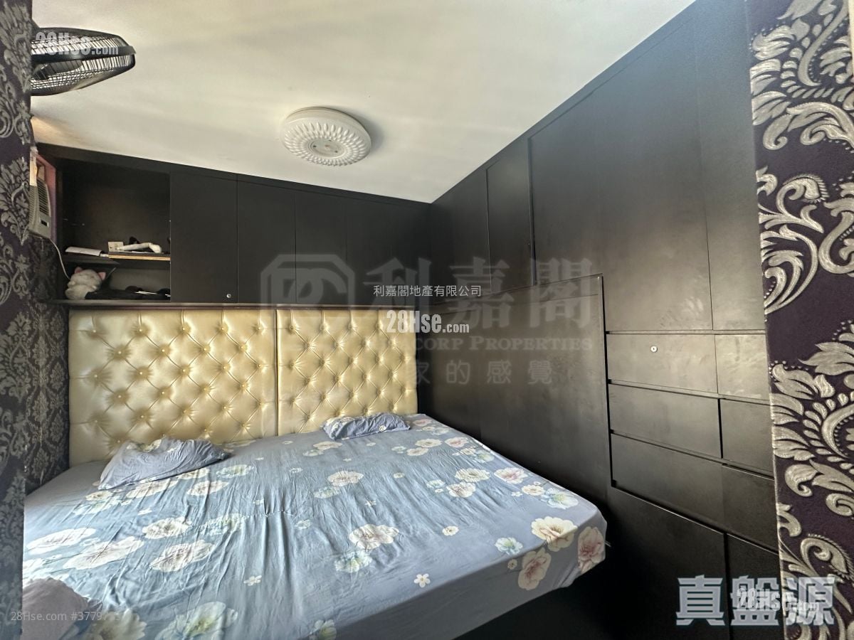 Tin Chung Court Sell 3 Bedrooms , 2 Bathrooms 650 ft²