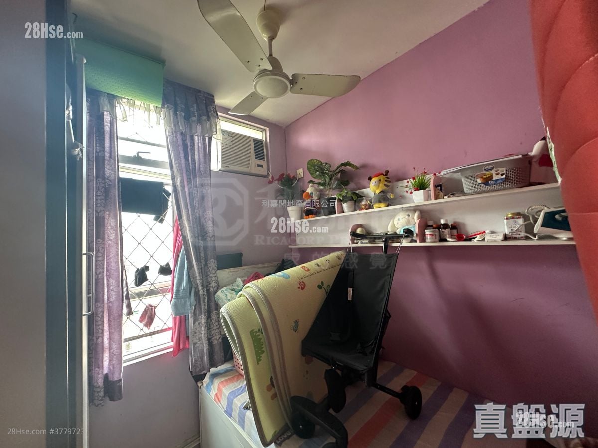 Tin Chung Court Sell 3 Bedrooms , 2 Bathrooms 650 ft²