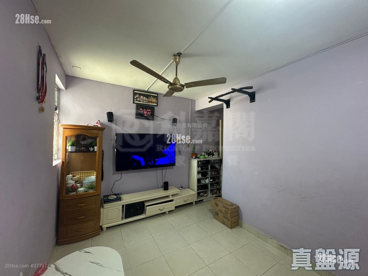 Tin Chung Court Sell 3 Bedrooms , 2 Bathrooms 650 ft²