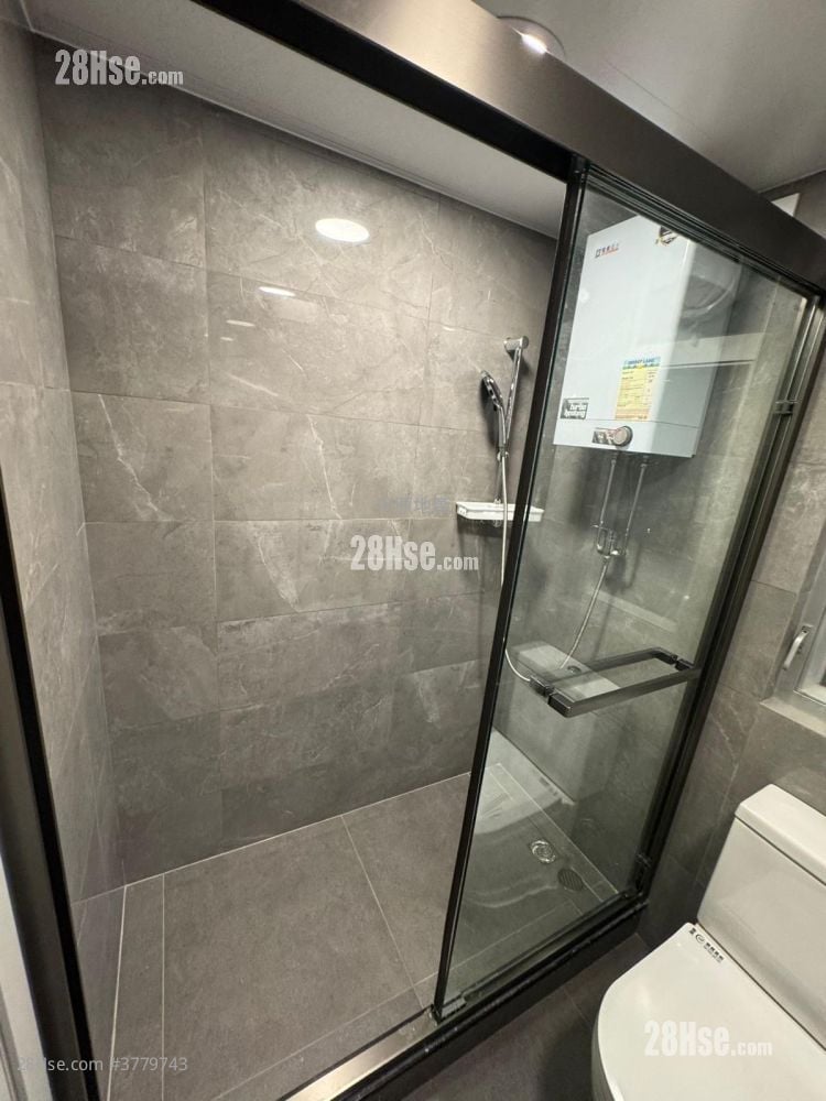 Hip Tak Building Sell 1 Bedroom , 1 Bathroom 499 ft²