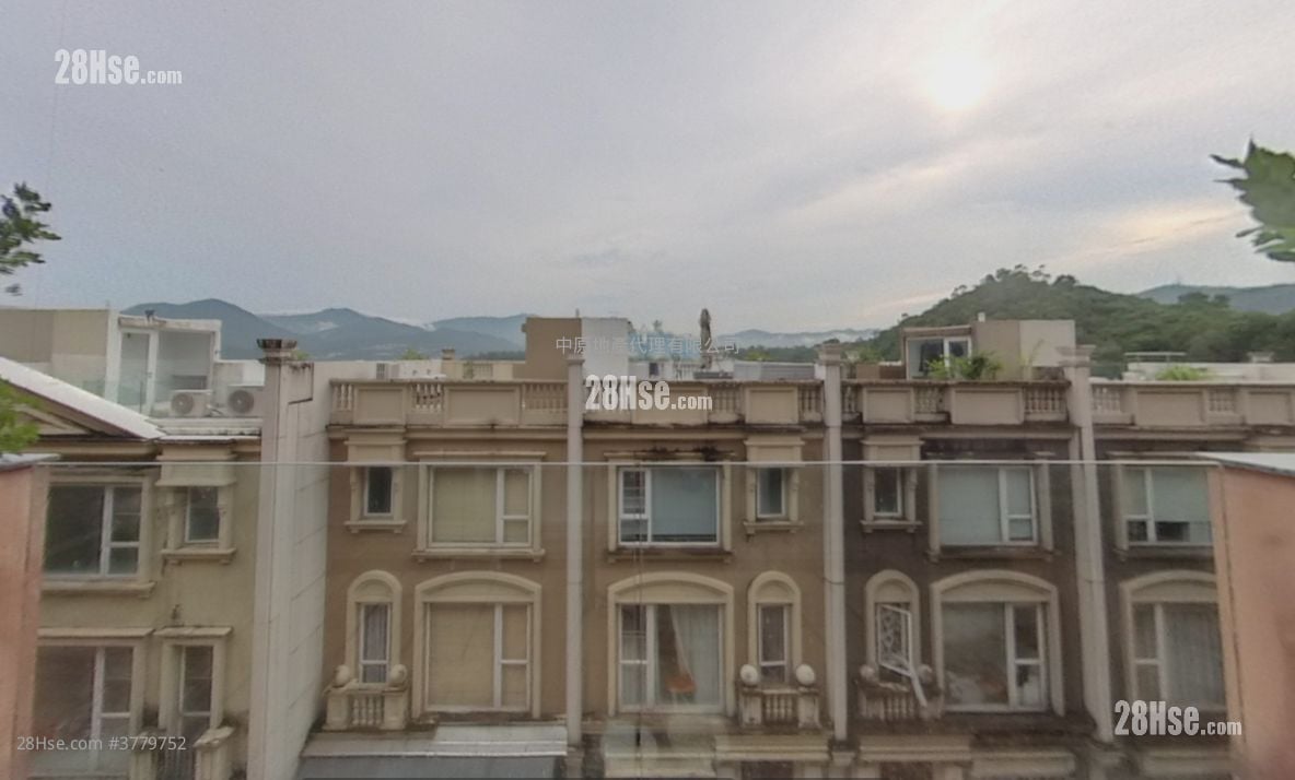 The Beverly Hills Sell 4 Bedrooms 1,606 ft²