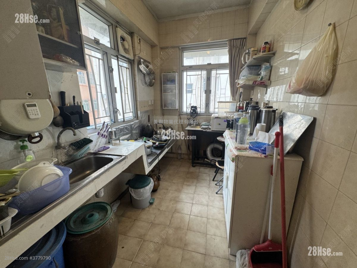 No.150 Shau Kei Wan Road Sell 3 Bedrooms , 2 Bathrooms 623 ft²