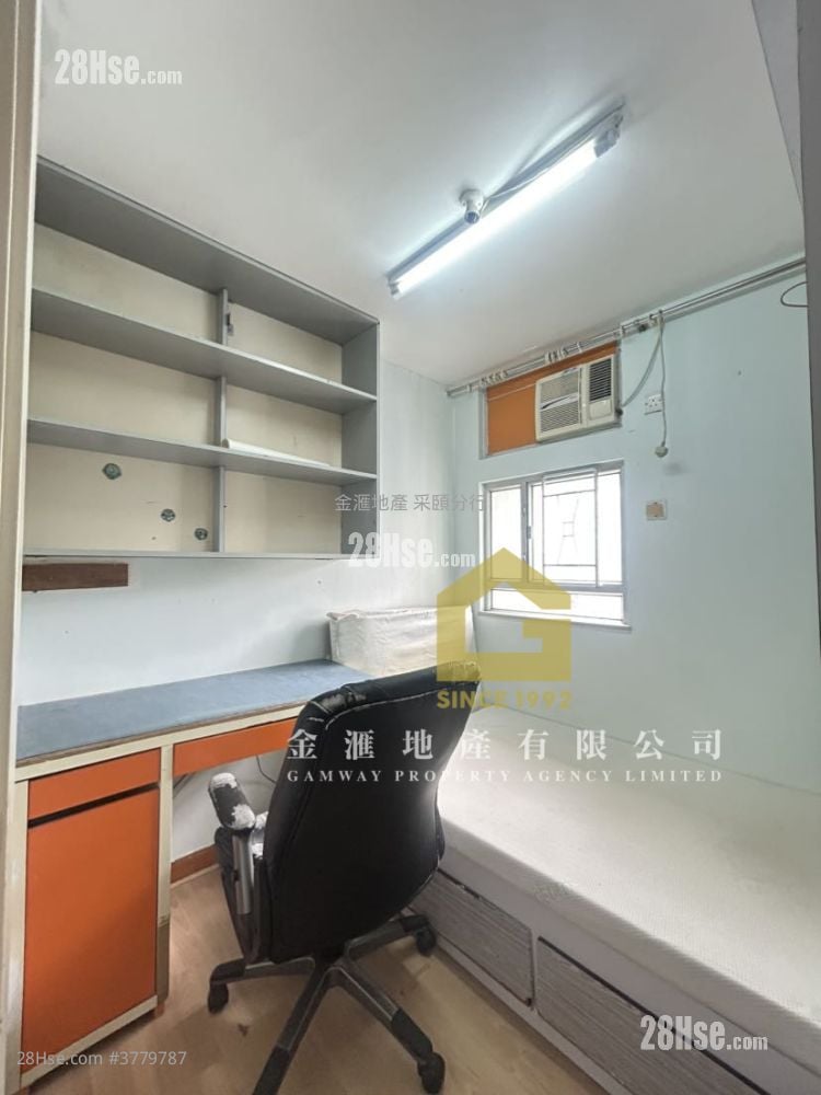 Ying Fuk Court Sell 3 Bedrooms , 1 Bathroom 559 ft²