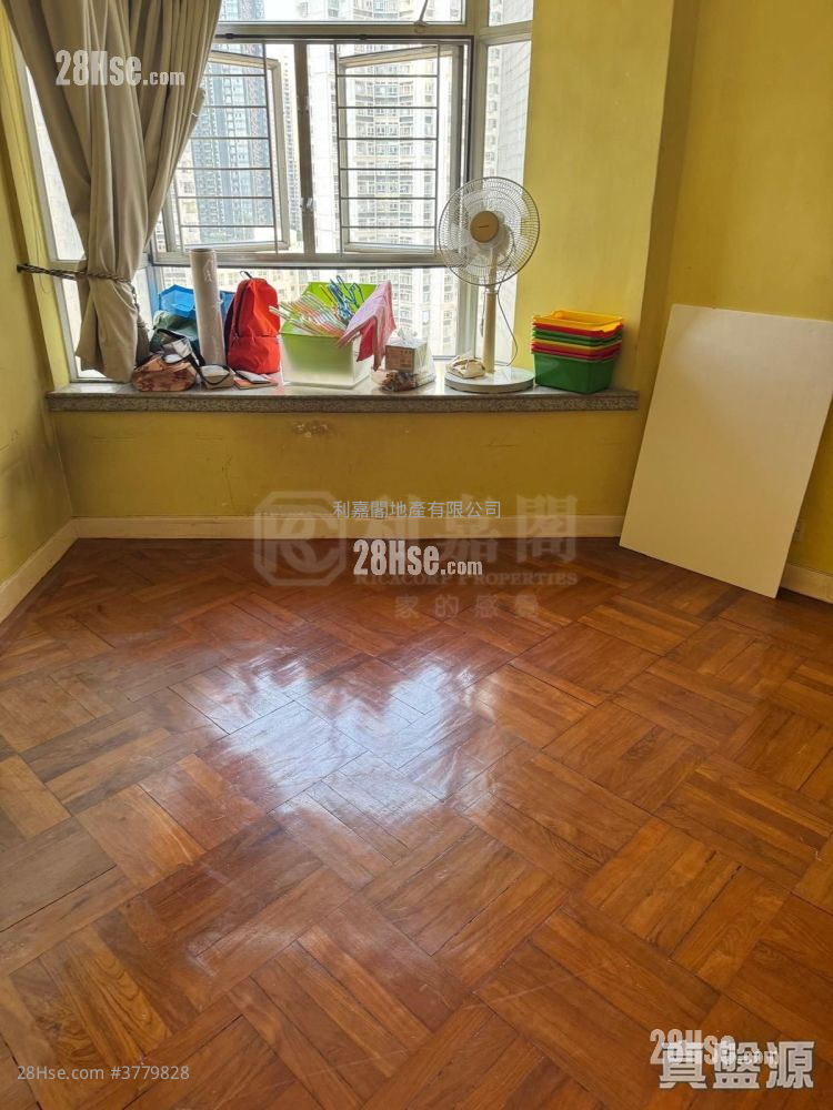 Kingswood Villas Sell 3 Bedrooms , 2 Bathrooms 635 ft²