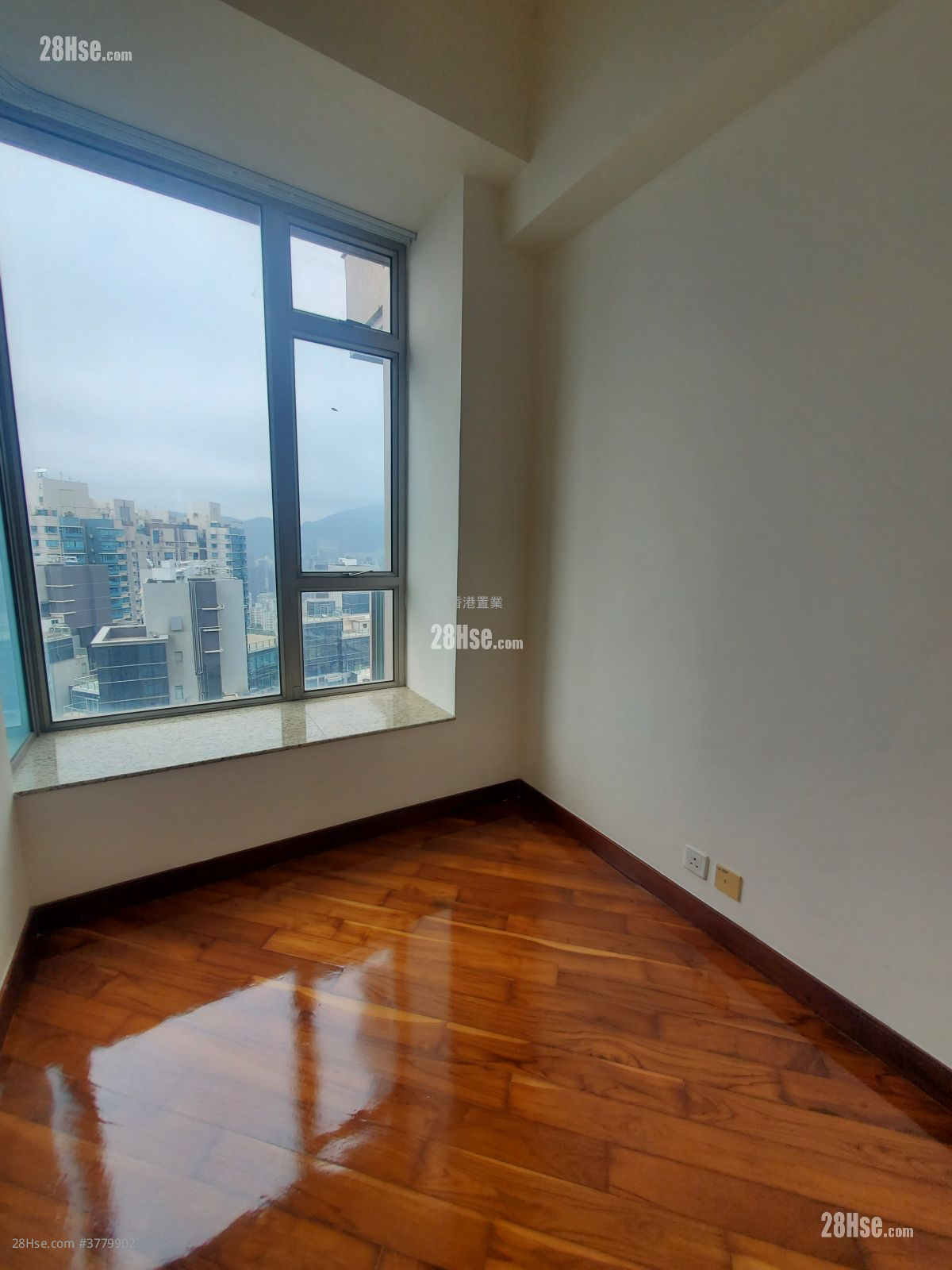 One Silversea Sell 3 Bedrooms , 2 Bathrooms 665 ft²