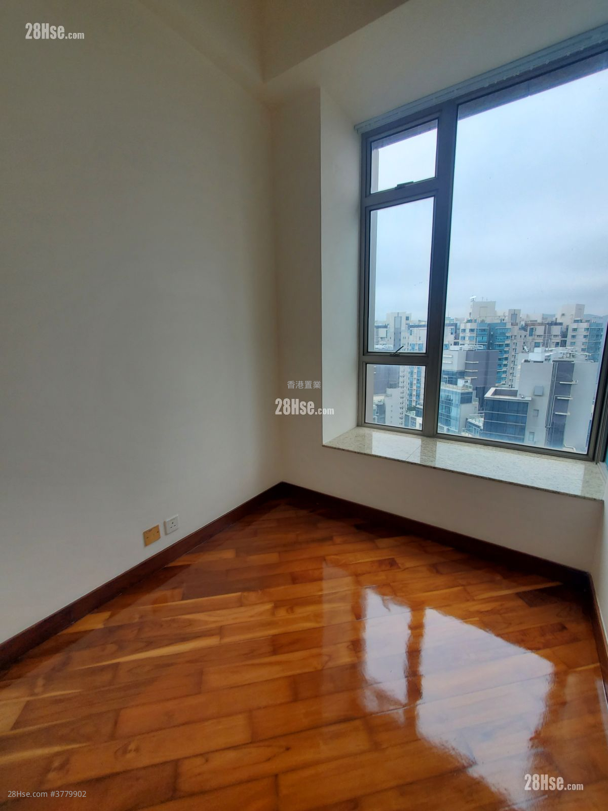 One Silversea Sell 3 Bedrooms , 2 Bathrooms 665 ft²