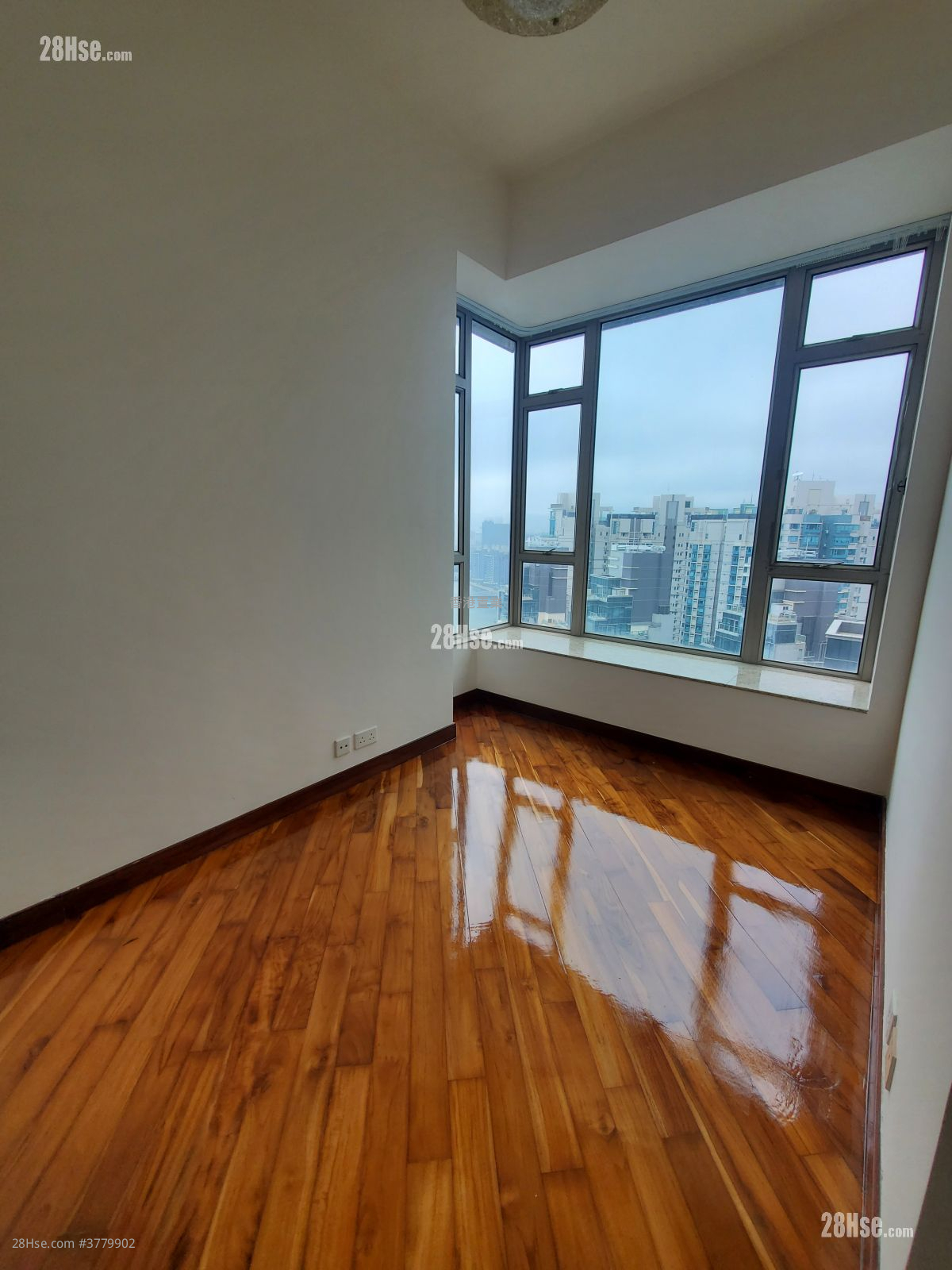 One Silversea Sell 3 Bedrooms , 2 Bathrooms 665 ft²