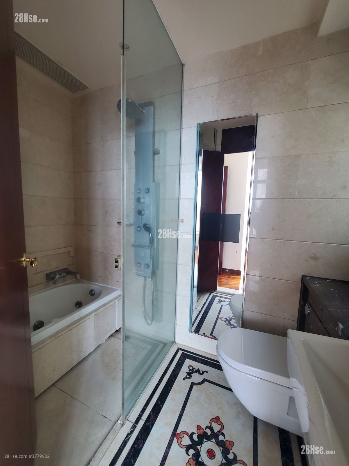 One Silversea Sell 3 Bedrooms , 2 Bathrooms 665 ft²